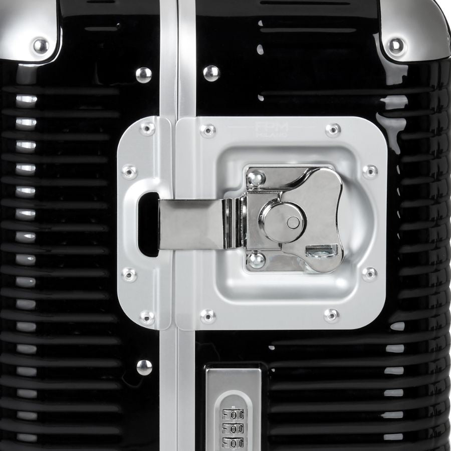Gros plan sur un fermoir papillon Butterfly Lock et le cadre de fermeture BANK LIGHT