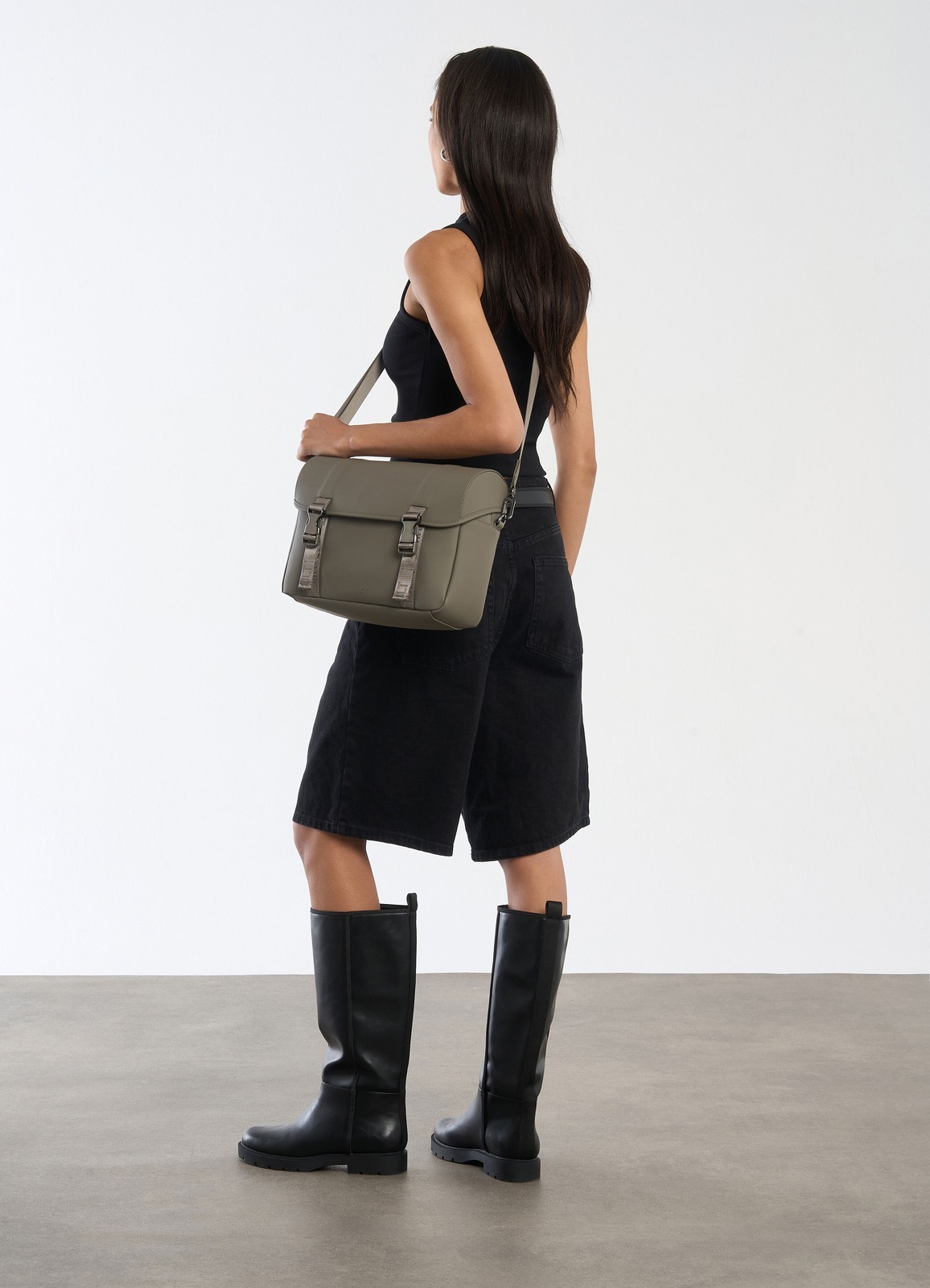 Sac bandoulière Lipault Exile porté à l’épaule