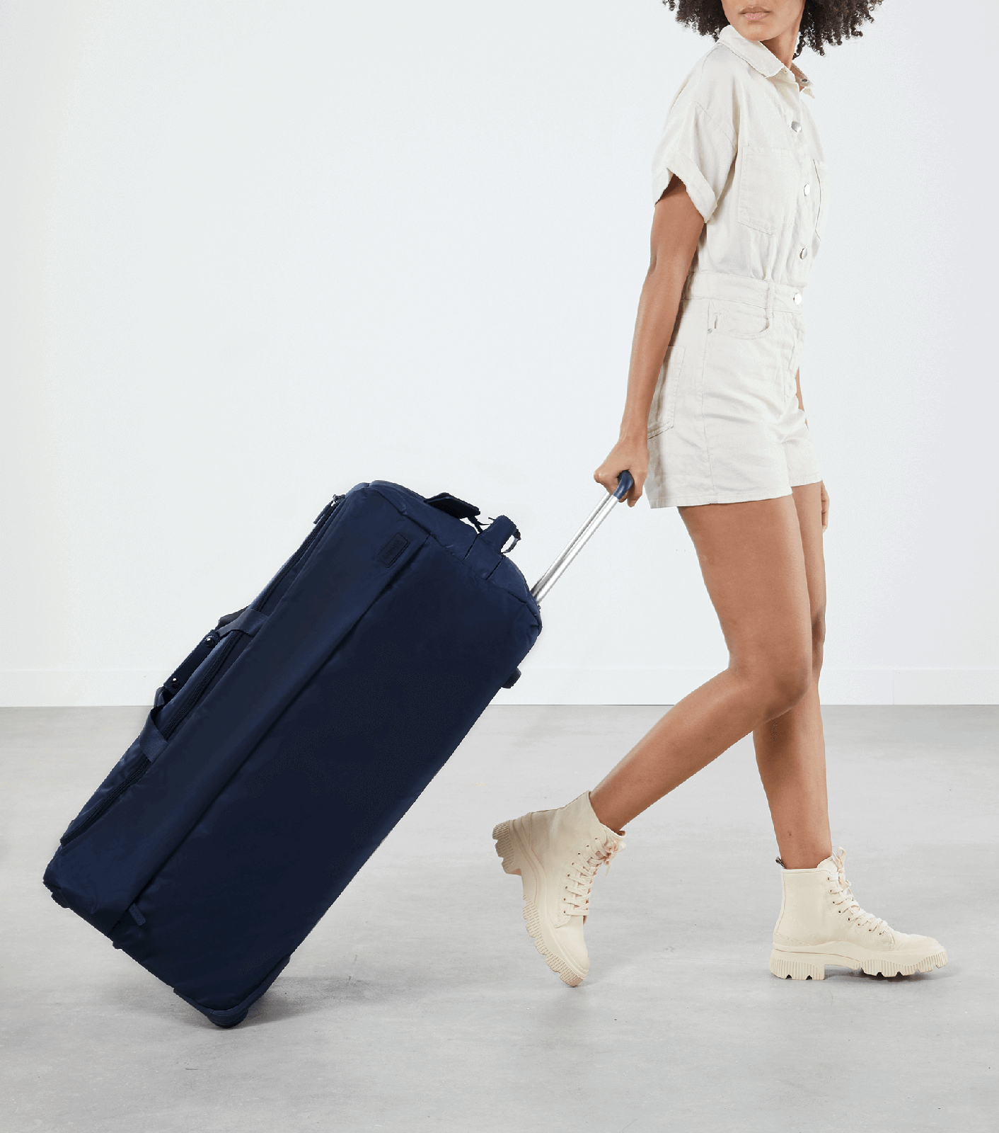Sac de voyage Lipault Foldable Plume tiré sur ses deux roues