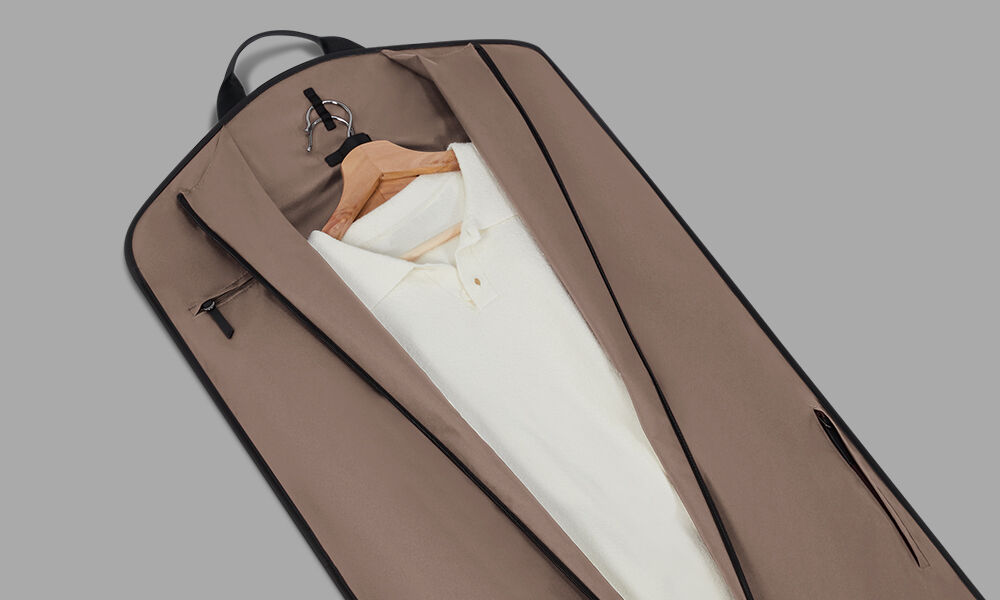 Intérieur du porte-habits Lipault avec une chemise sur cintre