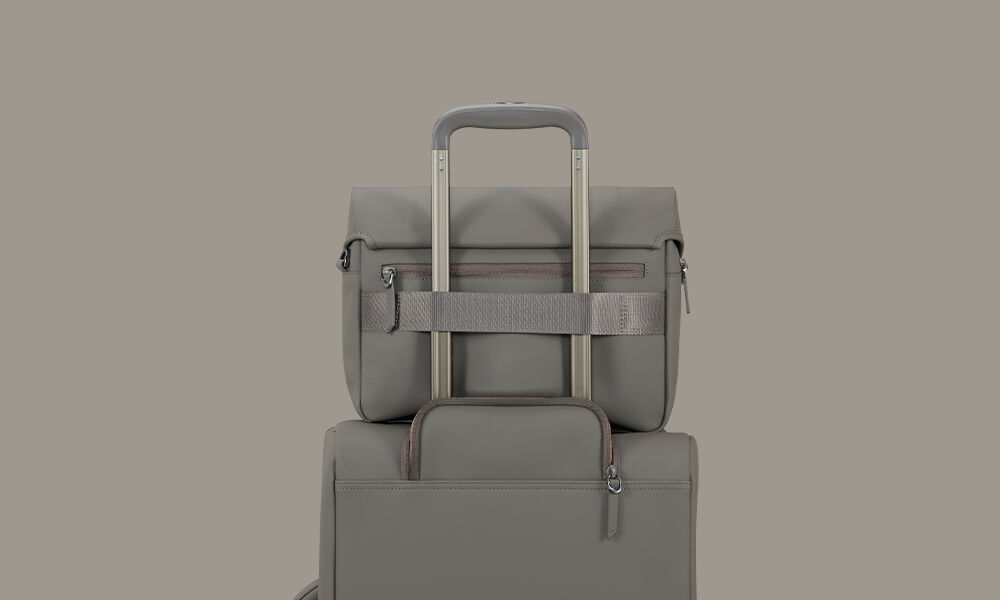Sac bandoulière Lipault Exile fixé sur une poignée de valise