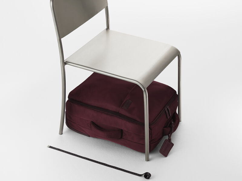 Mini valise Lipault Foldable Plume placée sous un siège