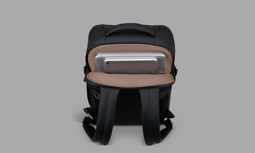 Compartiment ordinateur et tablette ouvert du sac à dos Lipault Pro