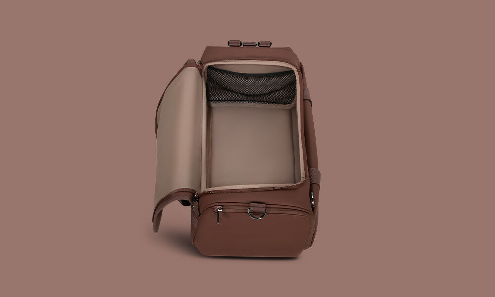 Compartiment principal ouvert du sac Lipault convertible 48 heures