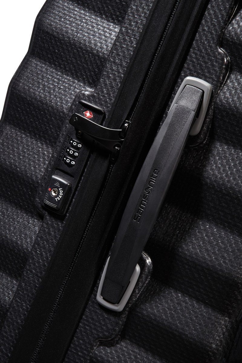 Serrure TSA int&eacute;gr&eacute;e et poign&eacute;e lat&eacute;rale sur la coque Curv Lite-Shock