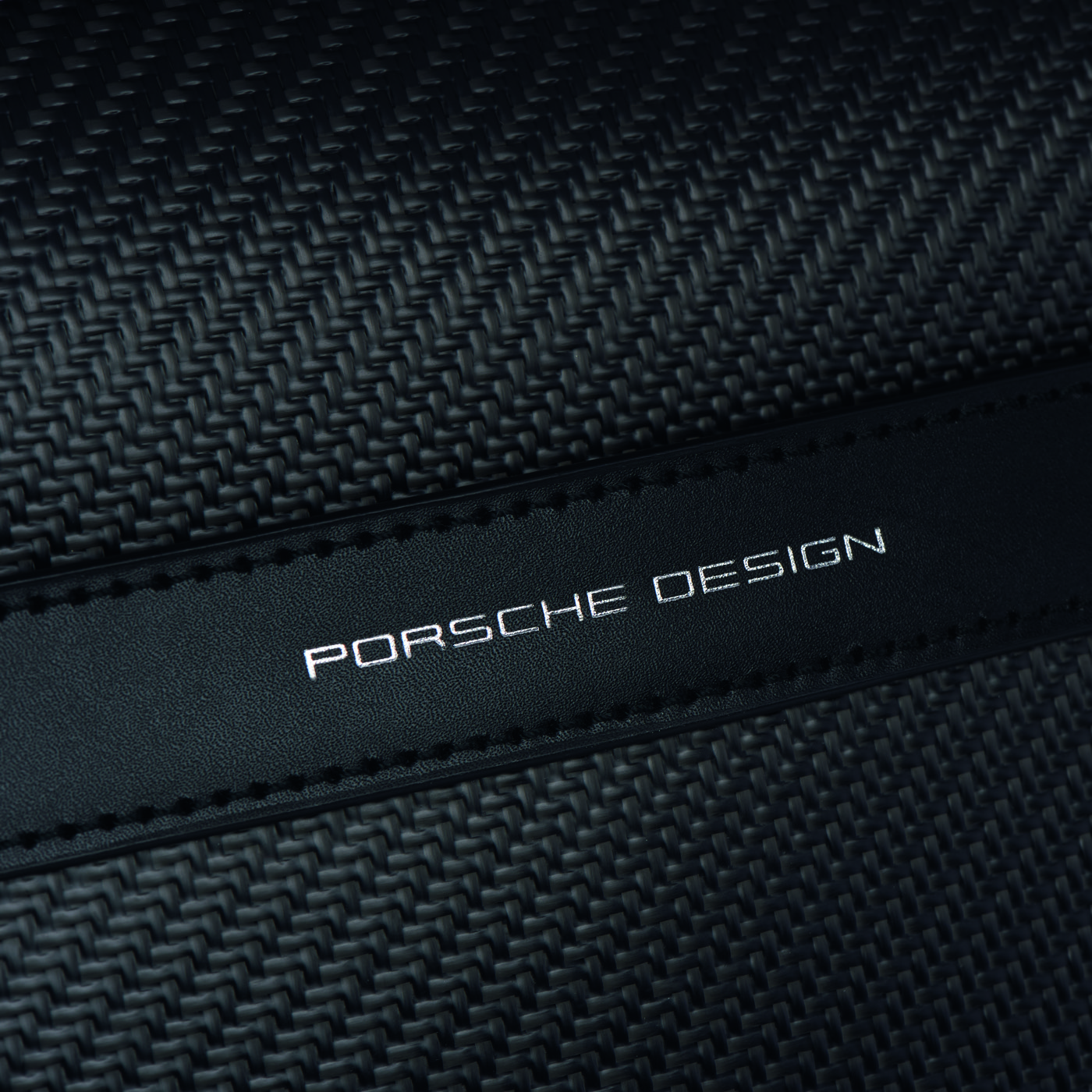 Trame du tissu carbone et détail en cuir Porsche Design