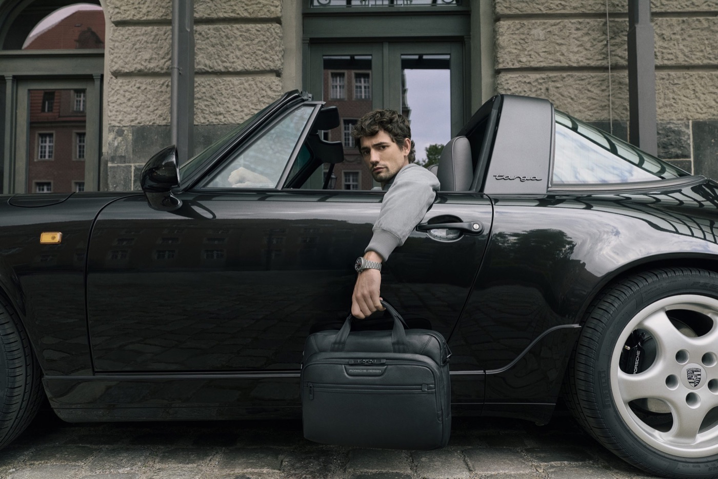 Serviette Roadster Leather Evo en cuir port&eacute;e &agrave; la main lors d&rsquo;un d&eacute;placement