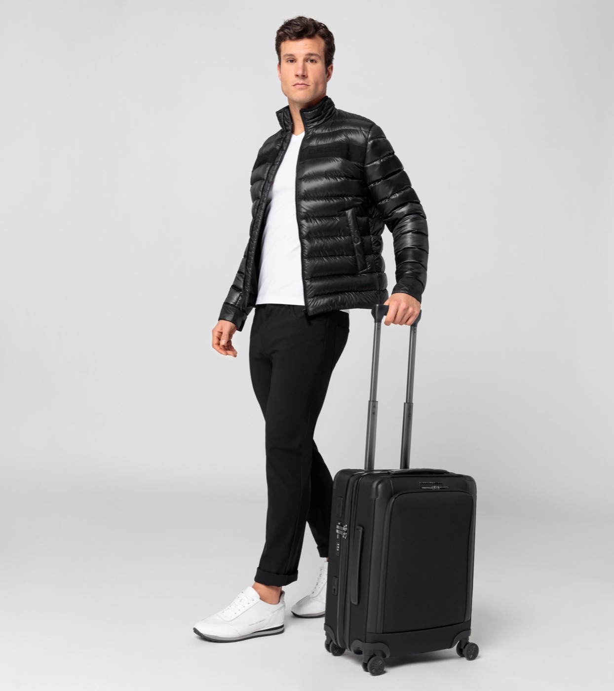 Voyageur avec la valise cabine extensible Porsche Design Roadster Nylon