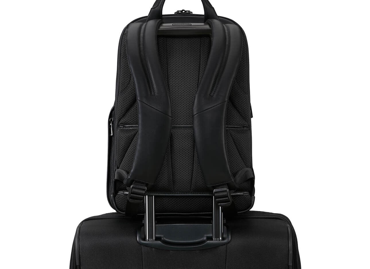 Sac &agrave; dos Pro-DLX Leather plac&eacute; sur la poign&eacute;e t&eacute;lescopique d&rsquo;une valise