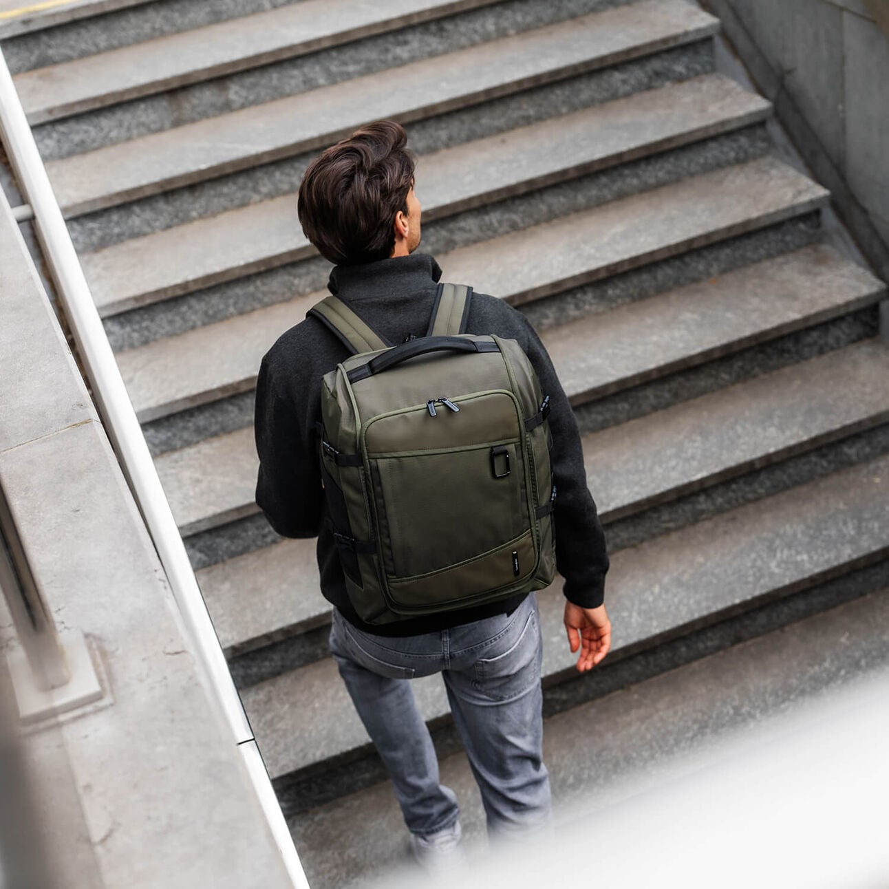Sac &agrave; dos Samsonite 2FIT Climbing Ivy port&eacute; dans un escalier en ville