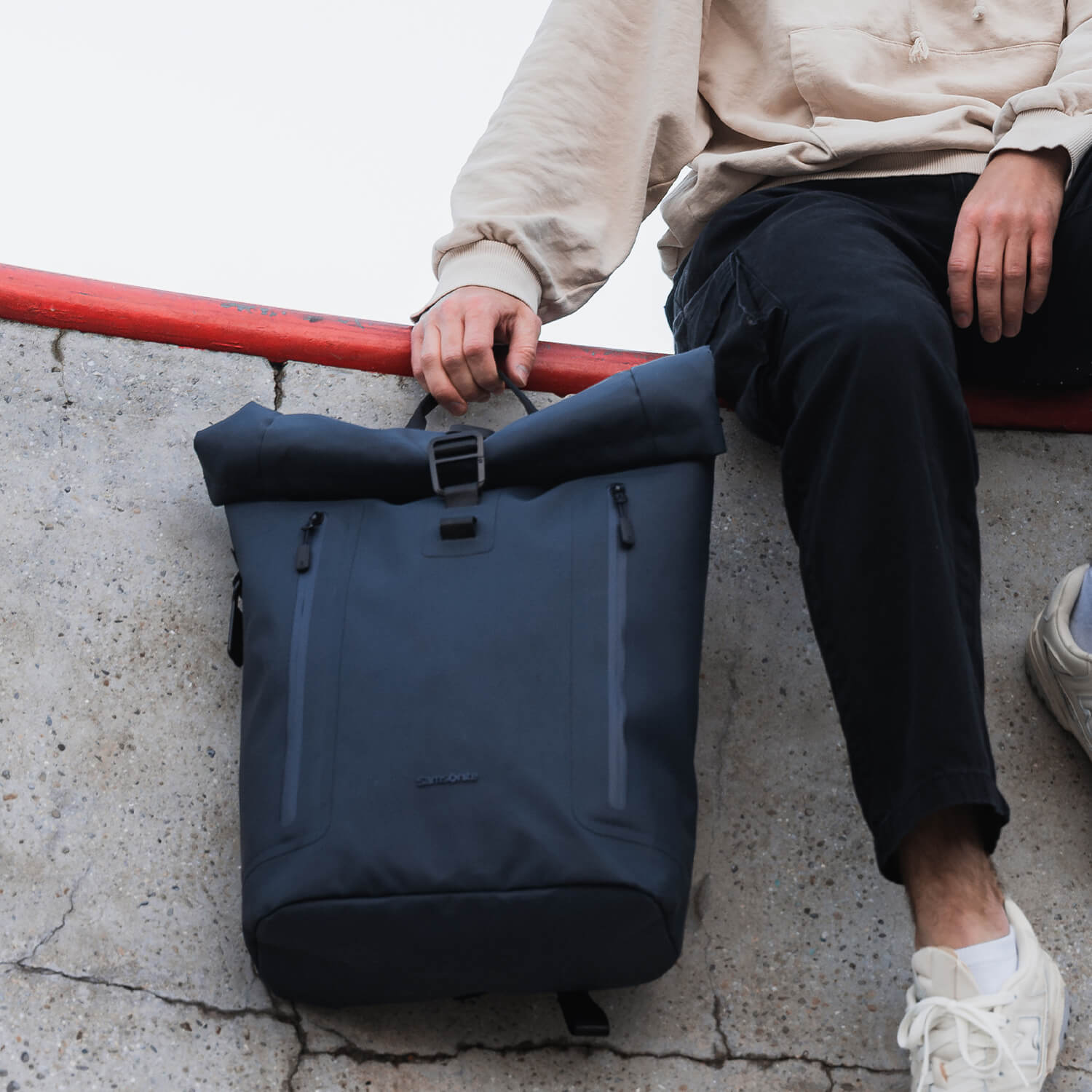 Sac &agrave; dos Samsonite Coatify Biz Rolltop port&eacute; &agrave; la main par sa poign&eacute;e