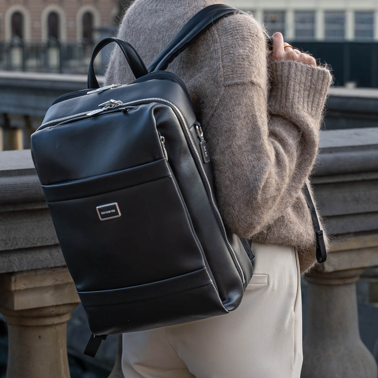 D&eacute;tail du sac &agrave; dos Samsonite Image Biz Leather port&eacute; sur une &eacute;paule