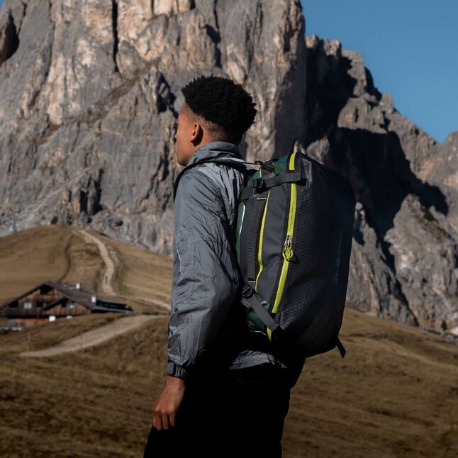 Sac de voyage Samsonite Outtrax port&eacute; sur le dos avec ses bretelles