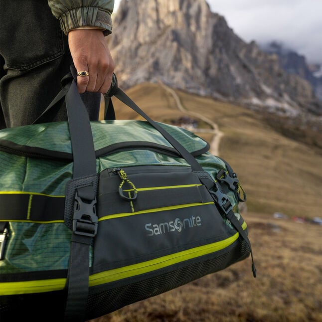 Sac de voyage Samsonite Outtrax vert port&eacute; &agrave; la main, avec sangles de compression et poche ext&eacute;rieure