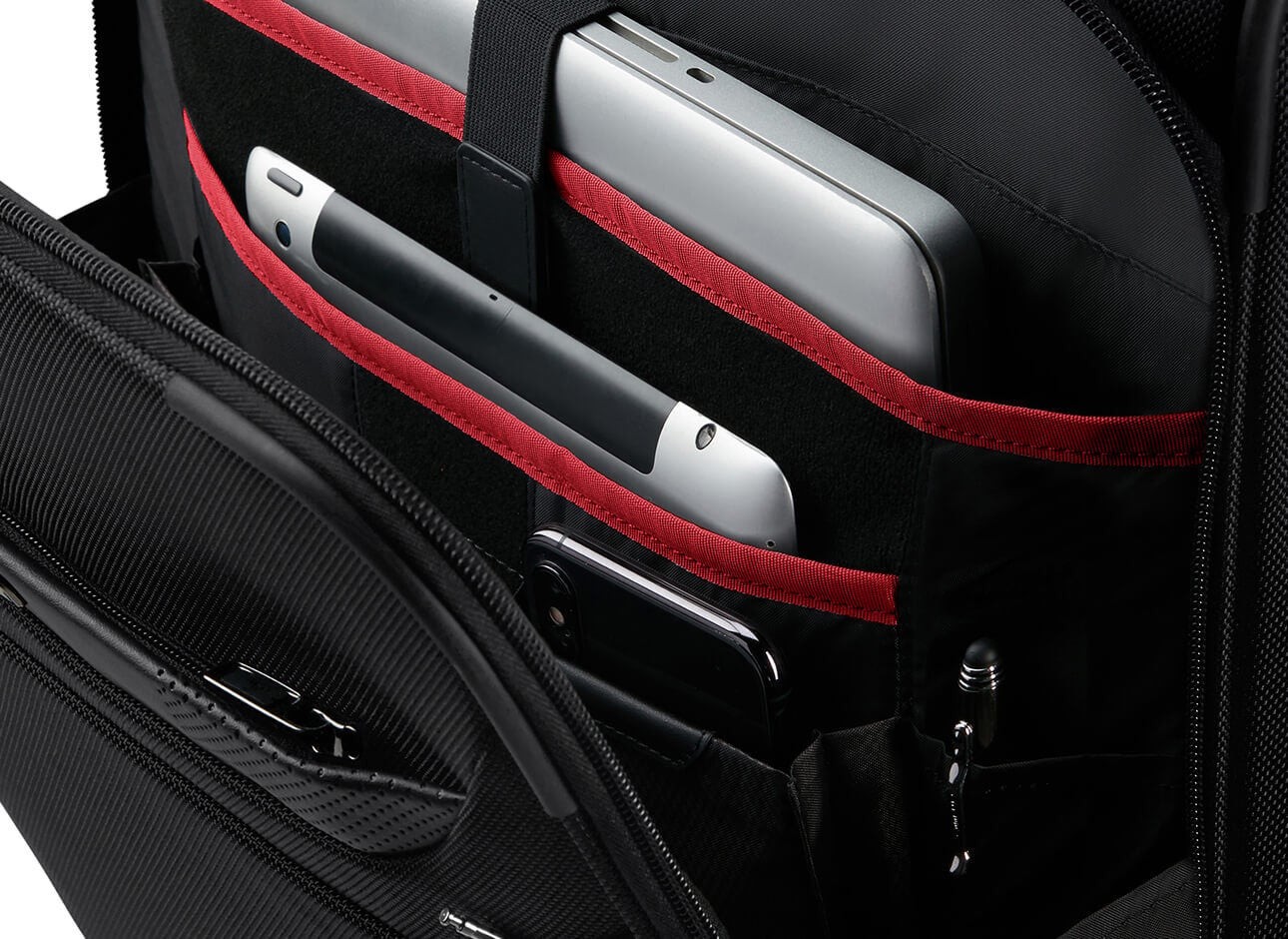 Poche avant de la valise Pro-DLX 6 avec compartiments pour ordinateur et tablette