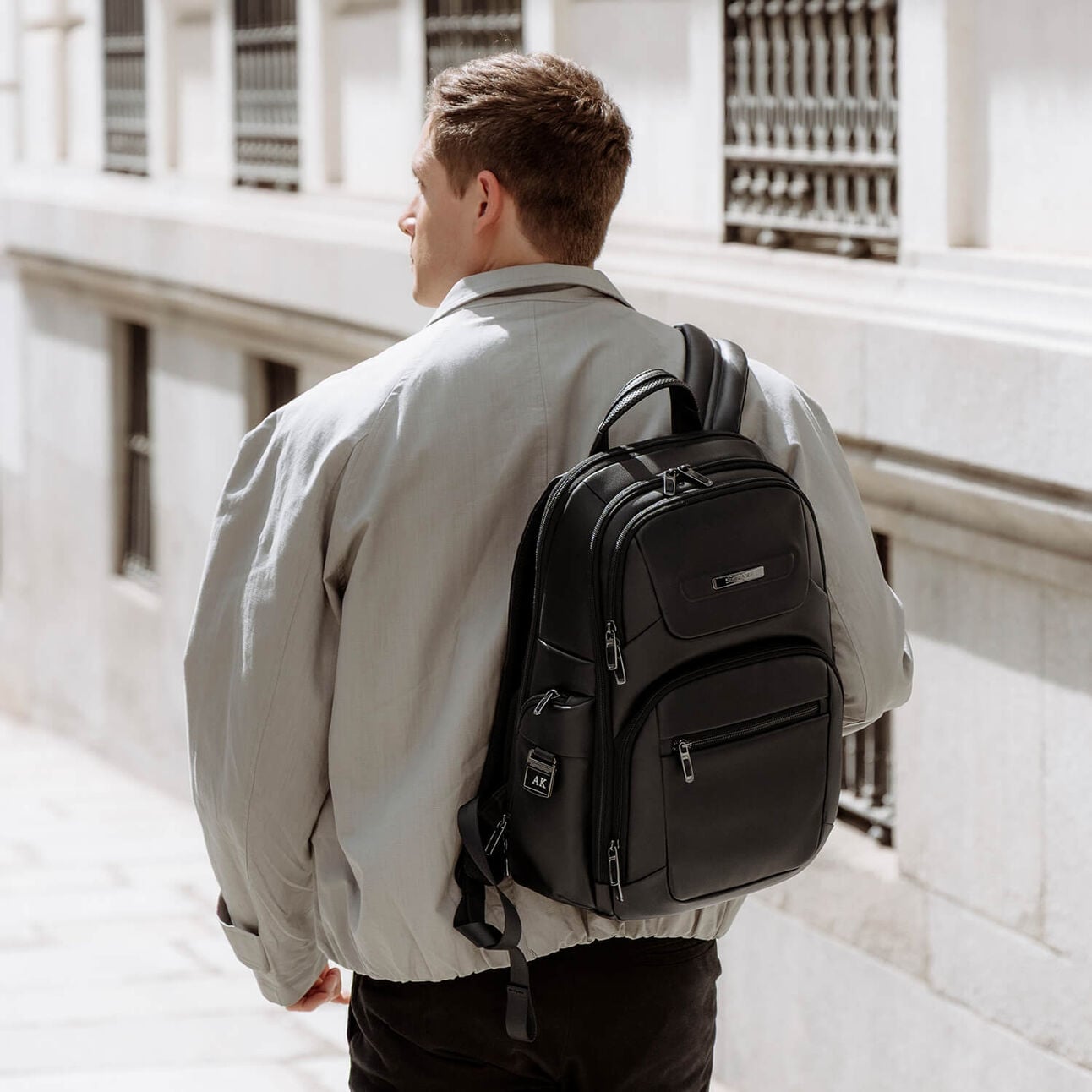 Sac à dos Samsonite Pro-DLX Leather noir porté en ville