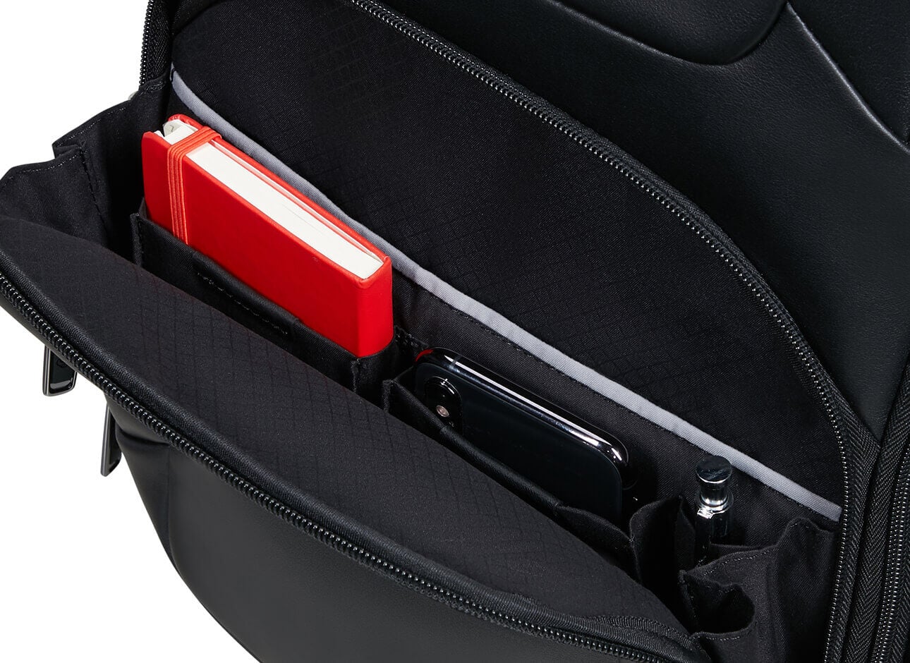 Rangements du sac à dos Pro-DLX Leather ouverts avec un carnet, un téléphone et un stylo