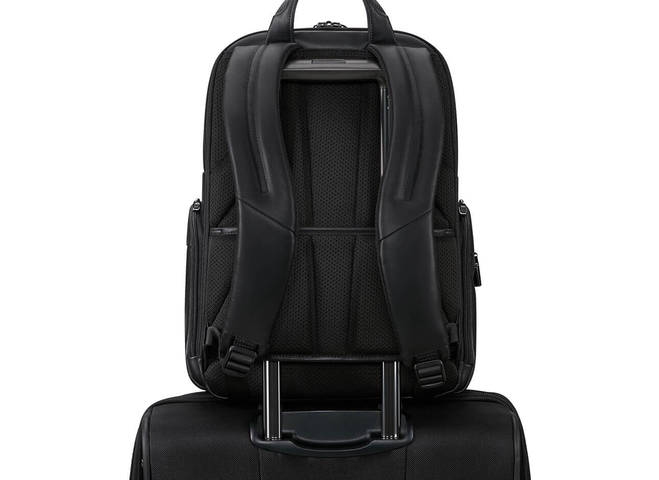 Passant Smart Sleeve du sac à dos Samsonite Pro-DLX Leather sur la poignée télescopique d’une valise