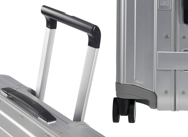 Poign&eacute;e t&eacute;lescopique et roues doubles sur une Samsonite Lite-Box Alu
