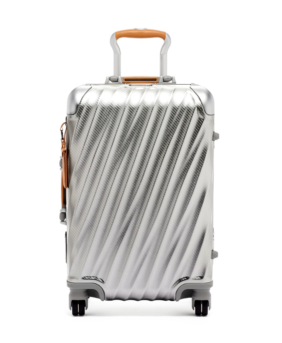 Valise cabine TUMI 19 Degree Aluminium Texture Textured Silver, finition texturée et poignées camel