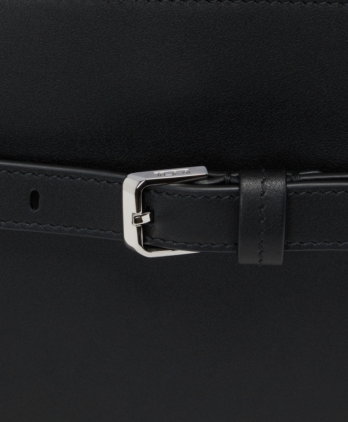 Boucle et ceinture extérieure du cabas en cuir TUMI Adatto