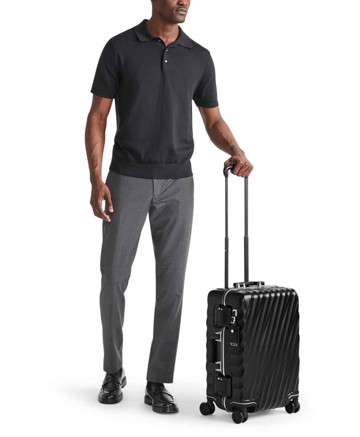 Valise cabine TUMI 19 Degree Frame tenue par sa poign&eacute;e t&eacute;lescopique