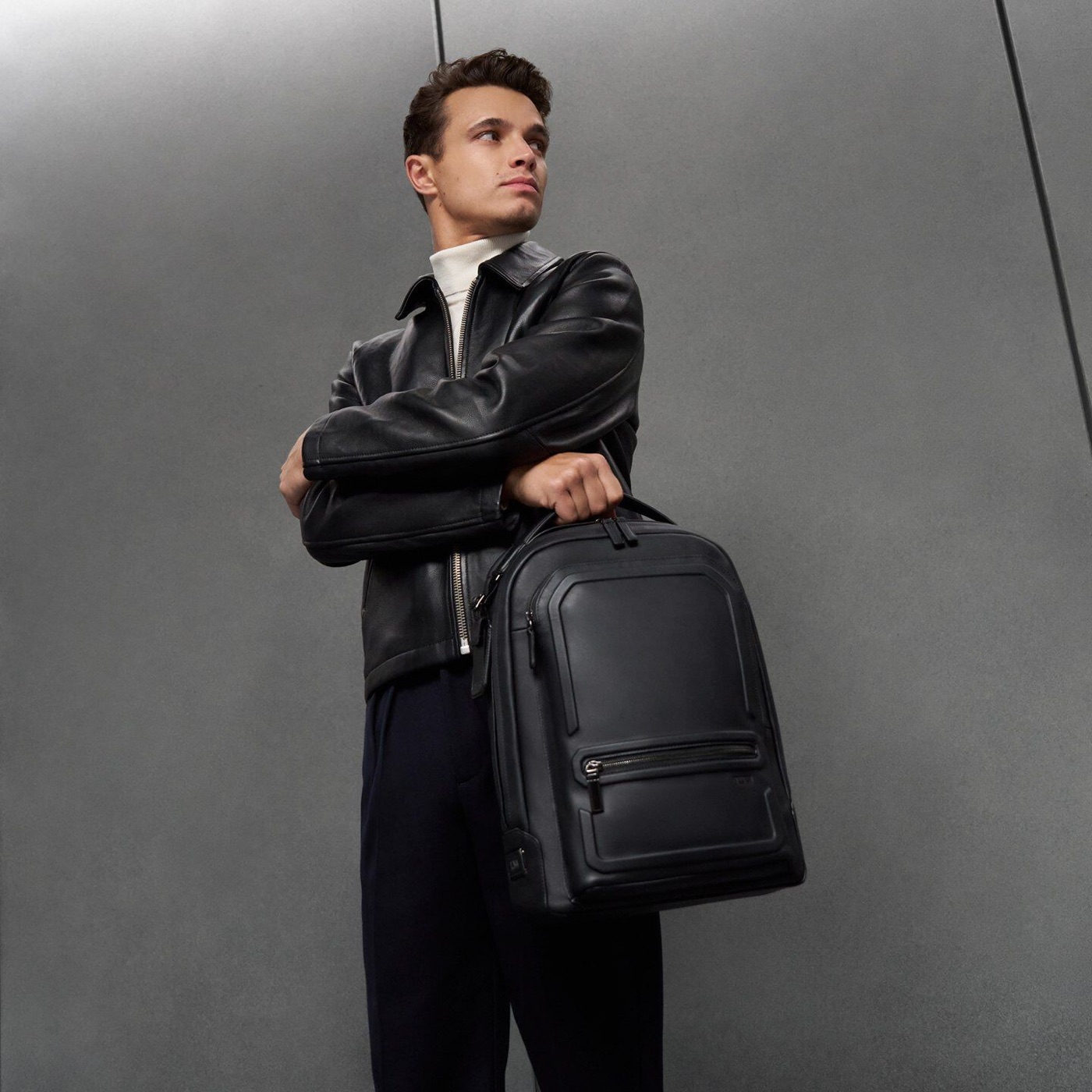 Sac &agrave; dos TUMI Harrison Bradner en cuir noir port&eacute; &agrave; la main