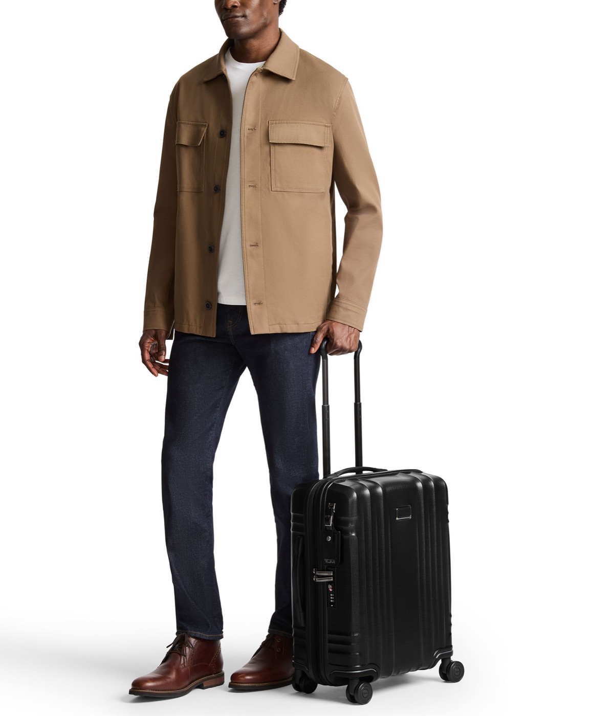 TUMI Latitude cabine large Carbon Black à côté d’un voyageur