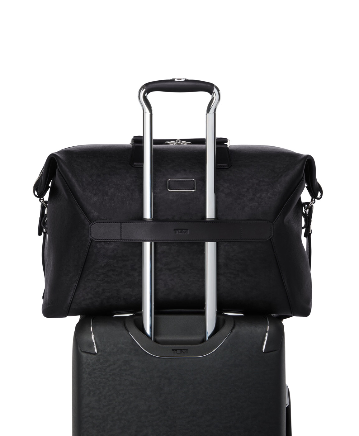 Passant Add-a-Bag du sac Calleri Turin fixé sur une poignée de valise