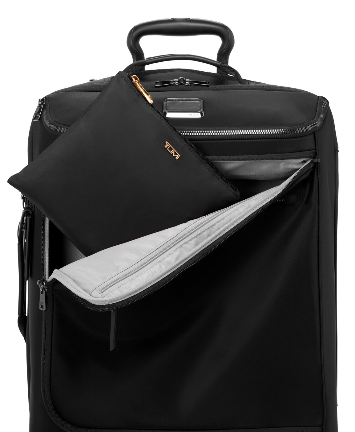 Sac &agrave; dos Just In Case repli&eacute; dans sa pochette, rang&eacute;e dans la poche avant d&rsquo;une valise