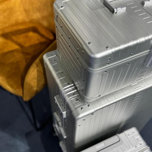 Bagages ALEON en aluminium Platinum regroup&eacute;s avant le voyage