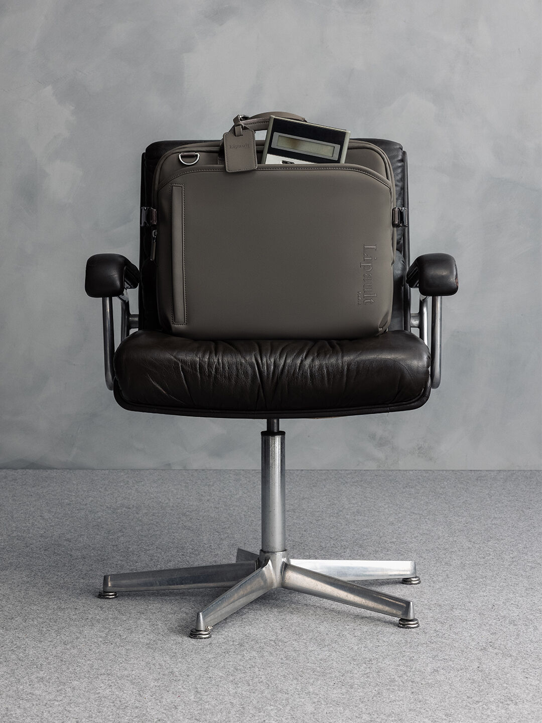 Pilot case Lipault Lost In Berlin pr&eacute;sent&eacute; sur un fauteuil de bureau