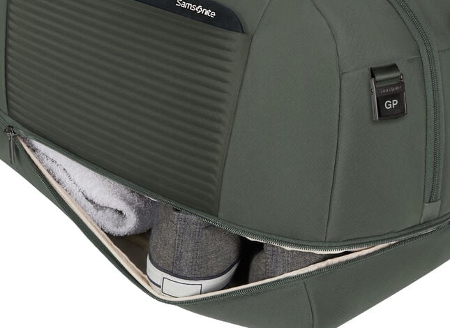 Compartiment inf&eacute;rieur du Samsonite Paralux Weekender avec une paire de chaussures