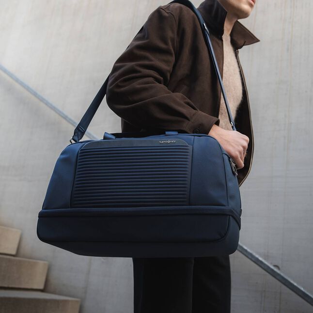 Sac de voyage Samsonite Paralux port&eacute; en bandouli&egrave;re dans un escalier