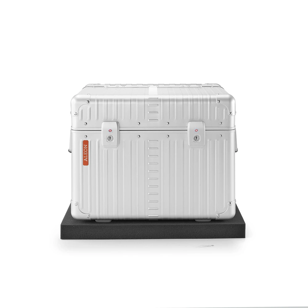 Coffre compact ALEON posé sur un tapis de protection Travelguard