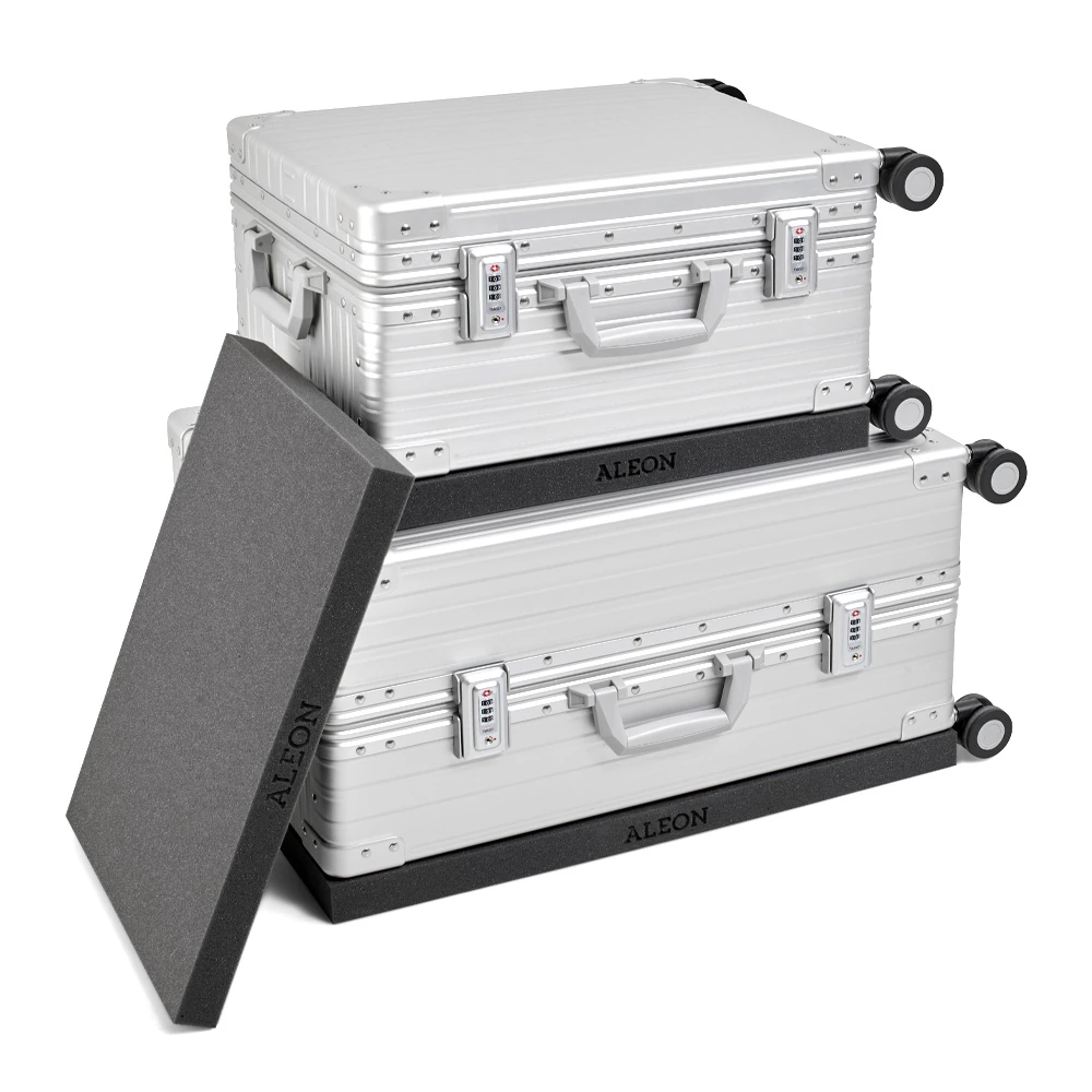 Valises ALEON à roulettes empilées avec des tapis de protection, dont un présenté de face