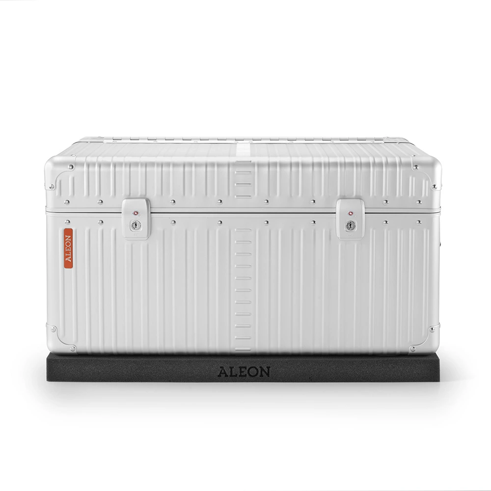 Grand coffre en aluminium ALEON posé sur un tapis Travelguard