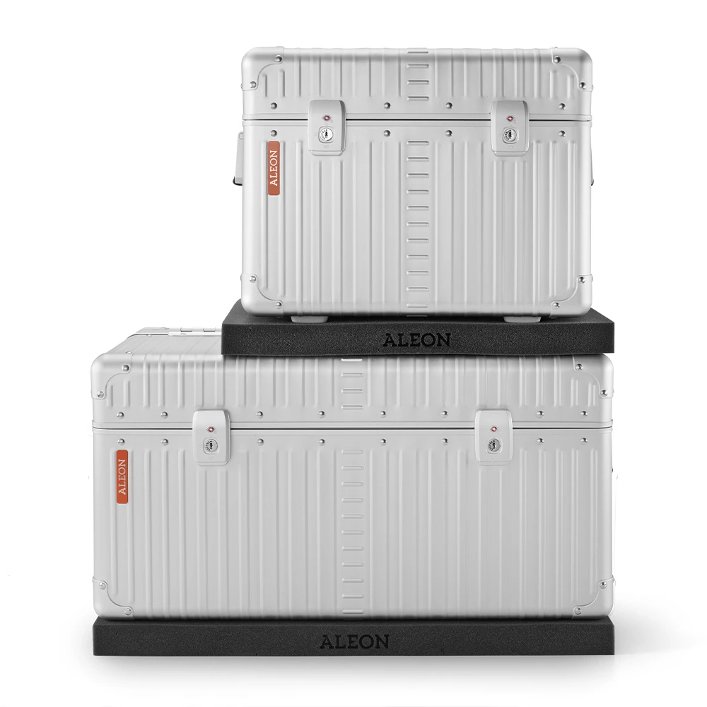Deux coffres ALEON superposés avec des tapis Travelguard entre eux et sous le coffre inférieur
