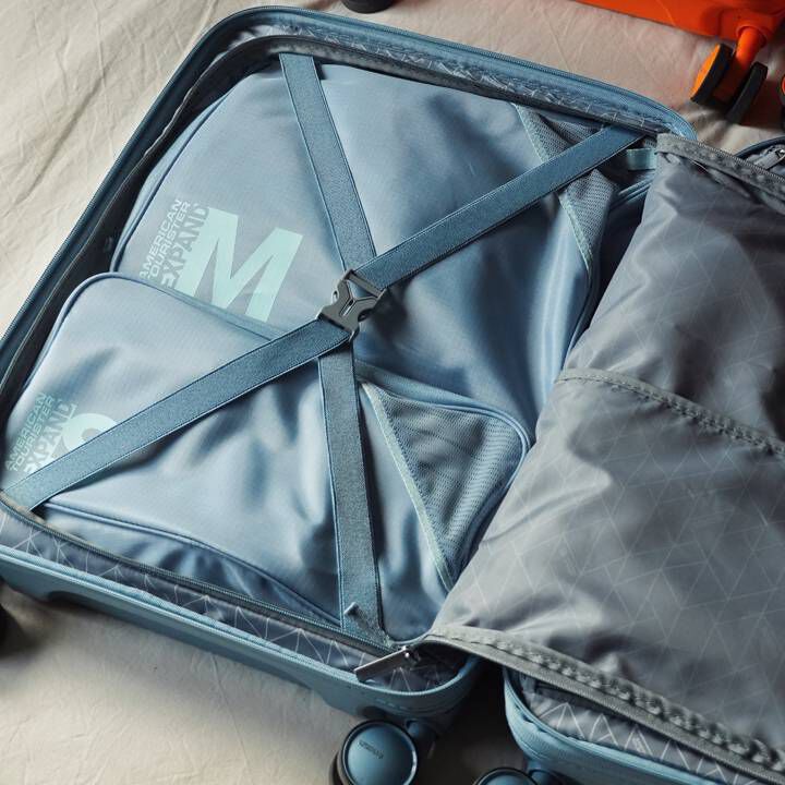 Organisateurs American Tourister dispos&eacute;s dans une valise ouverte