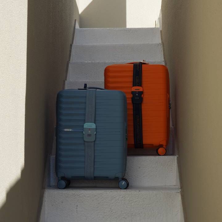 Valises &eacute;quip&eacute;es de sangles American Tourister