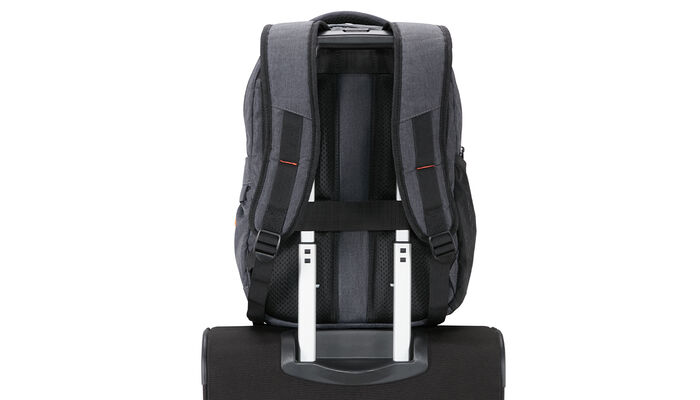 Passant arri&egrave;re du sac &agrave; dos At Work NXT install&eacute; sur une valise