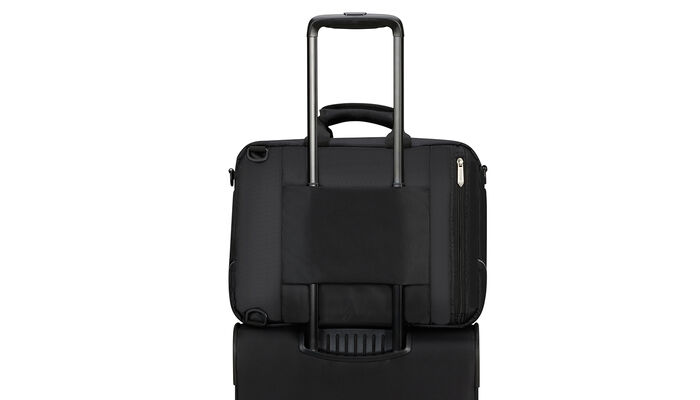 Sac SummerRide 3-Way fixé sur la poignée d’une valise grâce au passant arrière