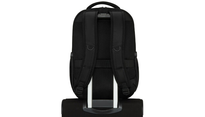 Dos du sac &agrave; dos American Tourister Urban Groove fix&eacute; sur la poign&eacute;e t&eacute;lescopique d&rsquo;une valise