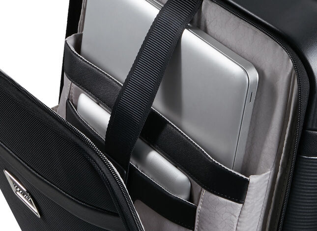 Ordinateur rangé dans la poche frontale de la Samsonite Image Easy Access noire.