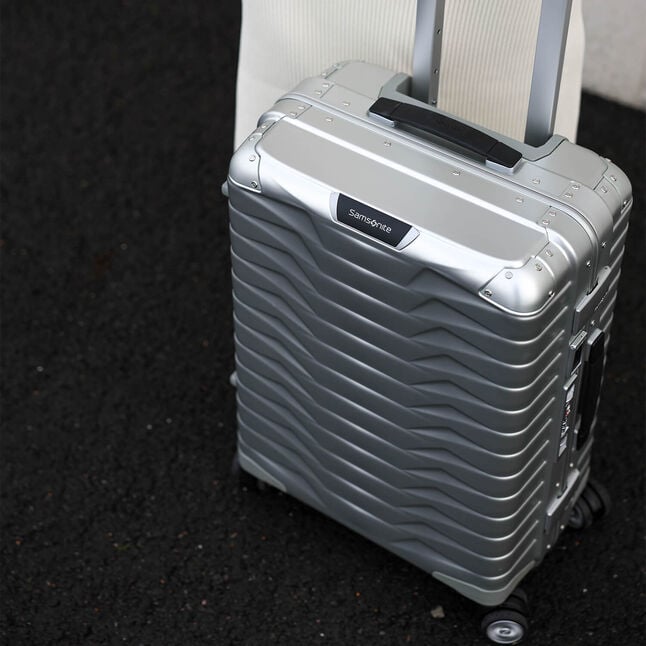 Samsonite Proxis Alu en aluminium, coque nervur&eacute;e et poign&eacute;e de traction d&eacute;ploy&eacute;e