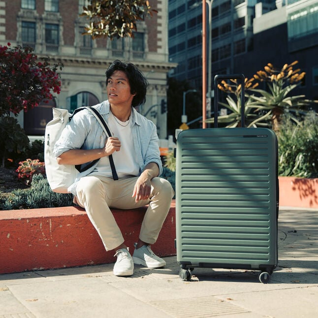 Valise Samsonite Restackd en situation urbaine