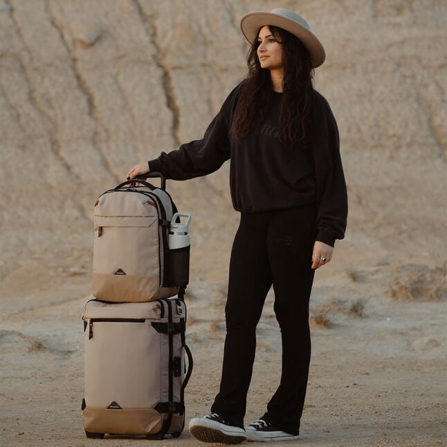 Sac à dos Samsonite Roadseeker installé sur un sac de voyage à roulettes