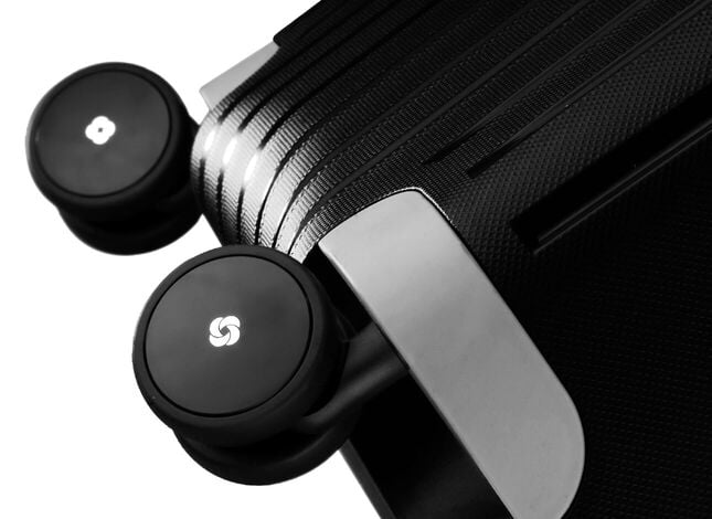 Deux doubles roues pivotantes et angle inférieur de la valise Samsonite S’Cure
