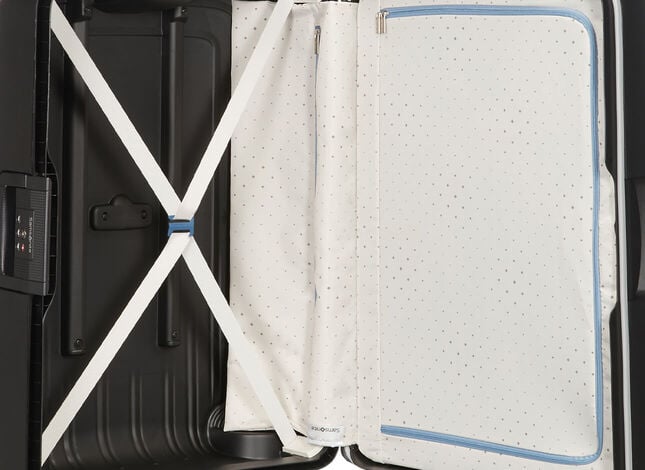 Intérieur ouvert de la Samsonite S’Cure avec sangles croisées et plateau de séparation