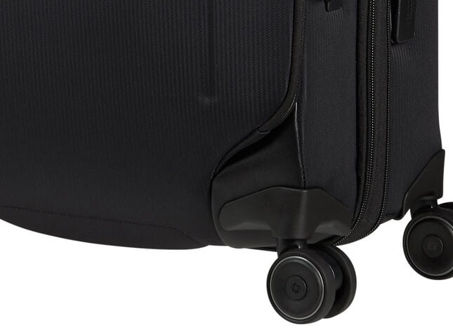 D&eacute;tail des roues et du bas d&rsquo;une valise Samsonite Splendix noire.